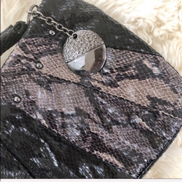 NINE WEST SNAKESKIN WRISTLET CLUTCH. - Picture 3 of 6